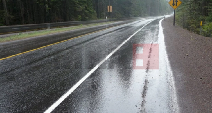 Државните патишта наместа влажни и проодни, на Шапка врнежи од снег со среден интезитет