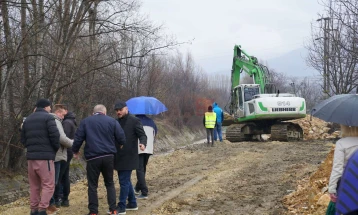 Мицкоски и Костовски во Бутел на увид на проектот за речното корито на Серава