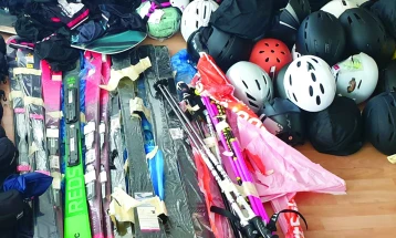 Спречен обид за шверц на 115 парчиња опрема за скијање на ГП Табановце