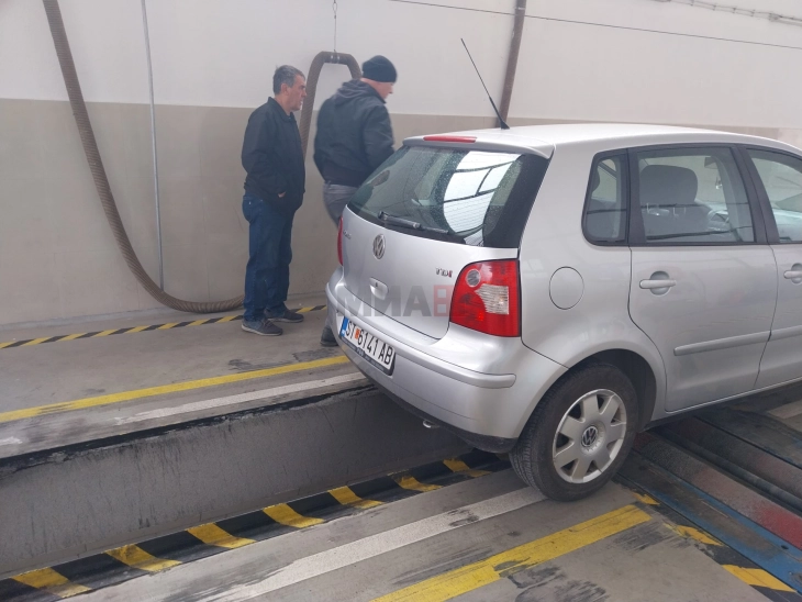 Гужви пред штипските станици за технички преглед за налепниците на возилата со НМК