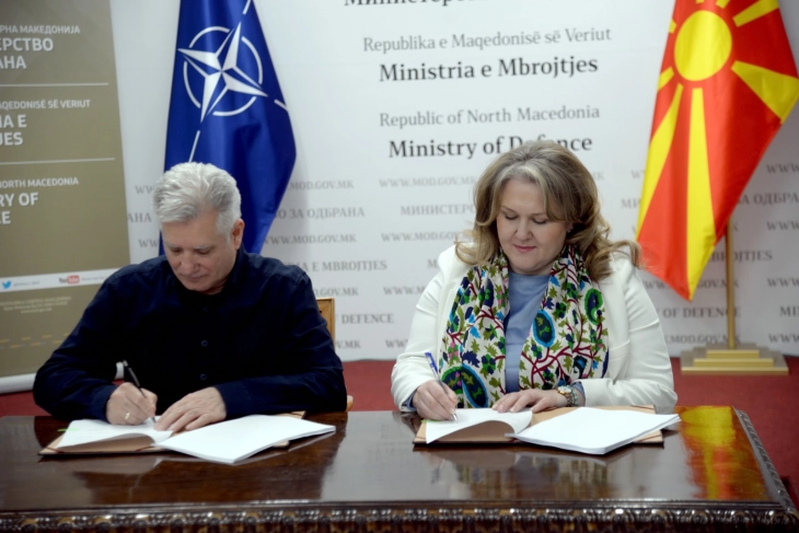 Петровска потпиша нов Колективен договор на вработените во одбраната и припадниците на Армијата