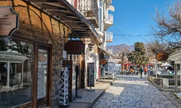 Дуќанџиите во Стариот дел на Охрид треба да ги отстранат светлечките реклами од пред нивните објекти