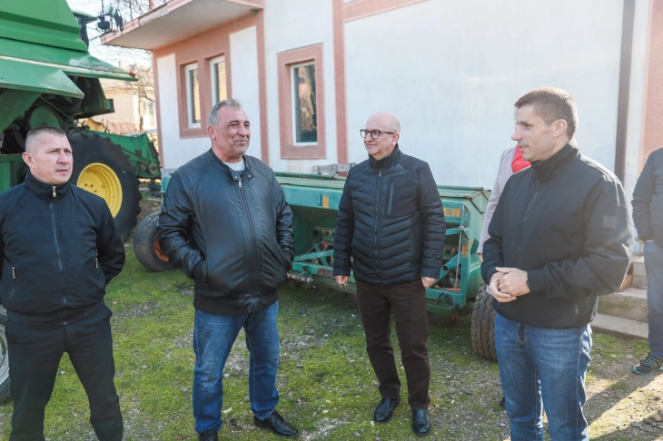 Николовски во Лозово ги презентираше новите мерки за поддршка на земјоделците за 2024 година