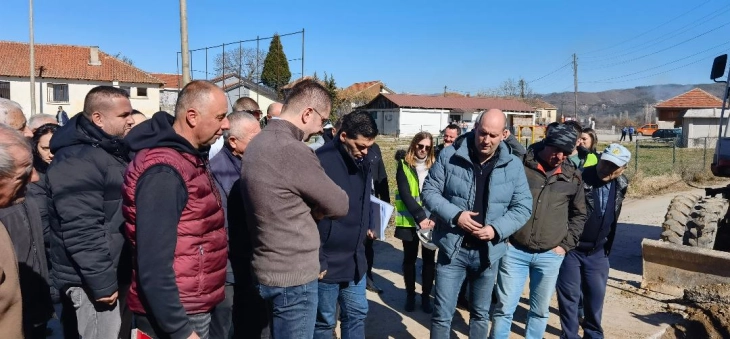 Мицкоски и Пецаков на увид во градежните активности за изградба на канализациската мрежа во охридското село Лакочереј
