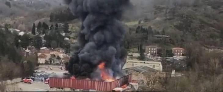 Во пожар во француска фабрика горат 900 тони литиумски батерии