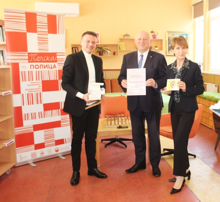 Амбасадорот на Полска Кшиштоф Гжелич ја посети битолската библиотека