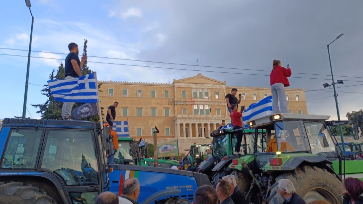 Bujqit grekë i parkuan traktorët  para Parlamentit në Athinë (Foto)