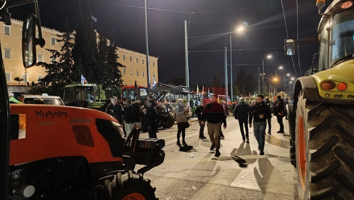 Мирен и масовен протест на земјоделците во Атина, тракторите остануваат паркирани пред Парламентот (Фото)