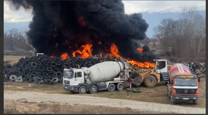 Пожарникарите гасат запалени гуми во тетовско Желино