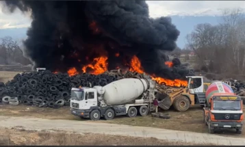 Zjarrfikësit po shuajnë goma të djegura në Zhelinë të Tetovës