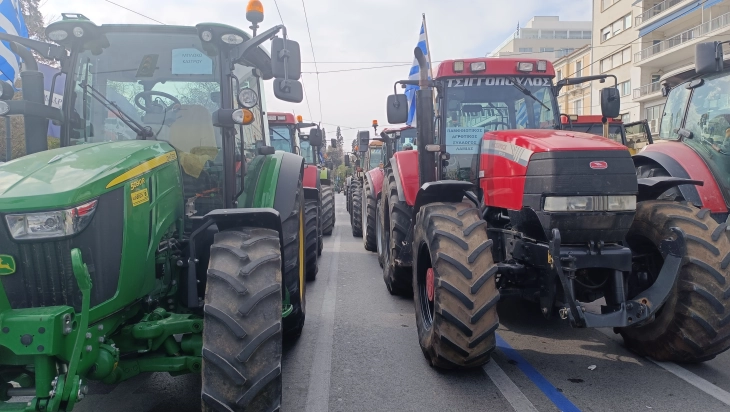 Greek farmers again block traffic at Evzoni border crossing