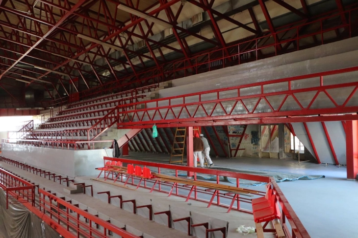Привршува реконструкцијата на внатрешноста на спортската сала во Куманово