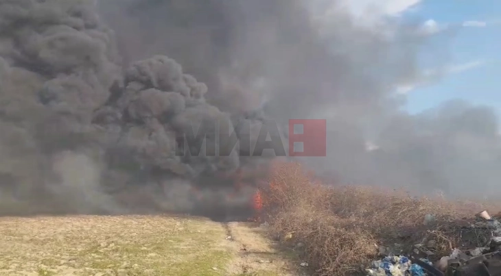 Zjarr i madh në një ambient të hapur në Strumicë, digjej bari i thatë dhe mbetjet