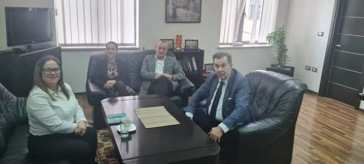 Работна средба на македонскиот амбасадор Марковски со лекторката Славица Свидерска