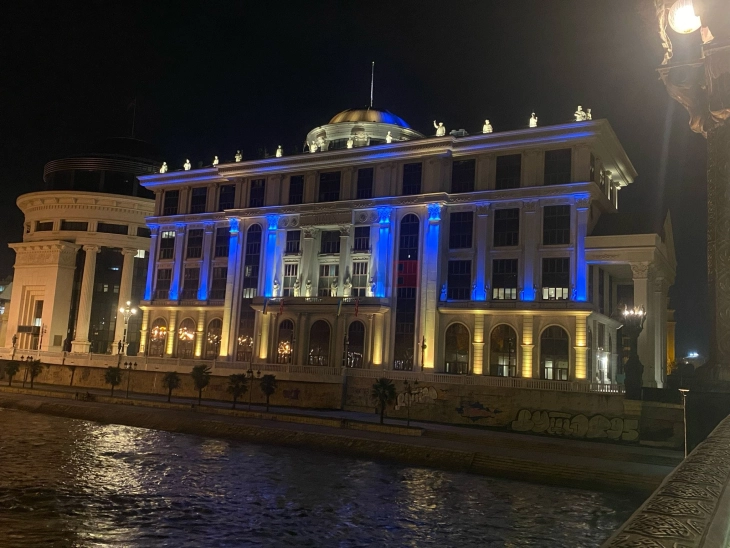 Ndërtesa e MPJsë u ndriçua me ngjyrat e flamurit ukrainas në prag të dyvjetorit të pushtimit rus të Ukrainës