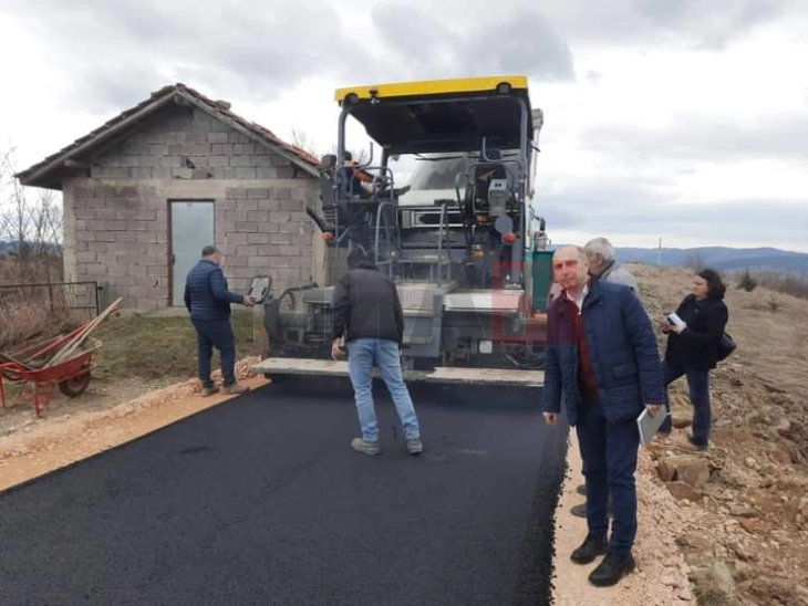 Градоначалникот на Берово изврши увид на асфалтирање улица во Смојмирово