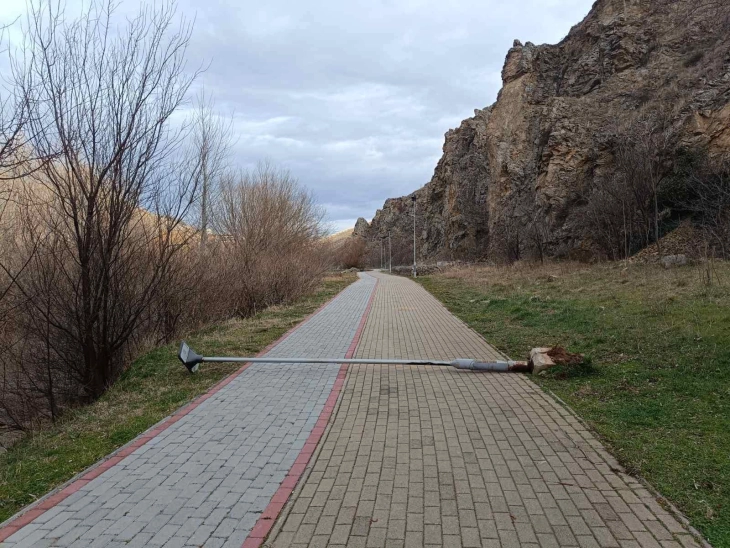 Уништени канделабри, клупи и урбана опрема на пешачката и велосипедска патека во Штип