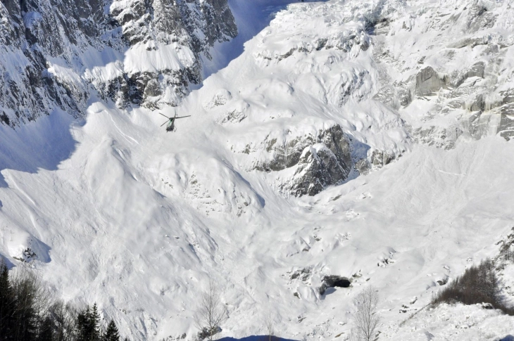 Најмалку четворица скијачи загинаа во снежна лавина во Франција