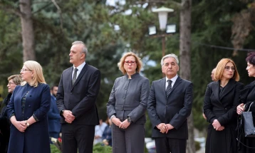 Владина делегација положи цвеќе на вечното почивалиште на претседателот Борис Трајковски по повод 20-годишнината од неговата смрт