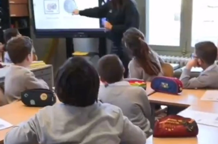 Во Франција почнува експеримент со носење униформи во училиште