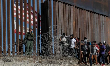Абот: Тексас продолжува да ја гради бариерата на границата со Мексико