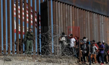 Abot: Teksasi vazhdon të ndërtojë barrierë në kufirin me Meksikën