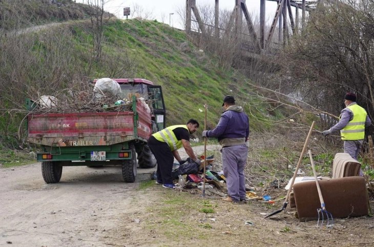 Во велешката населба Речани се средуваат дивите депонии