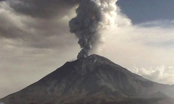 Вулканот Попокатапетл предизвика хаос на аеродромите во Мексико