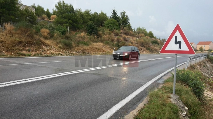 Сообраќајот по влажни коловози, се препорачува прилагодена брзина на движење