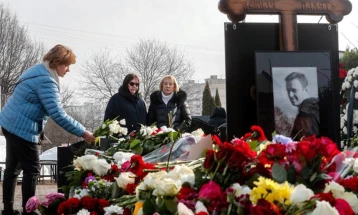 Русите и денеска се собираат на гробот на Навални