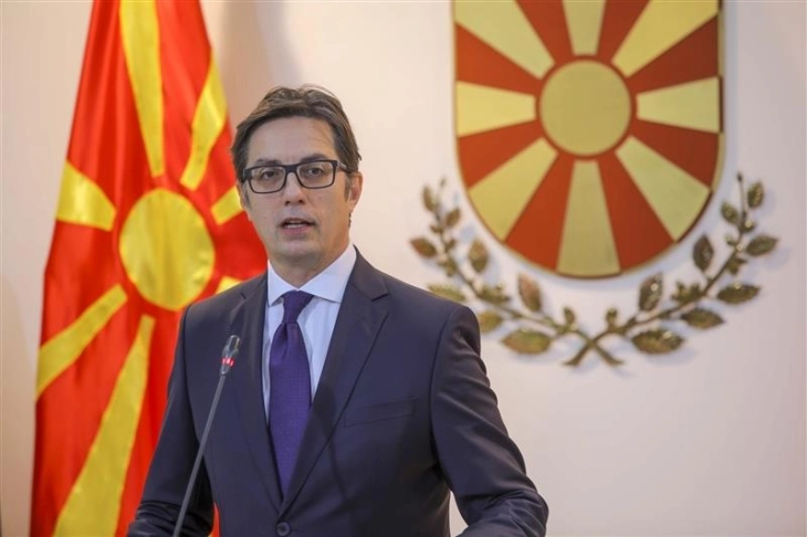 Претседателот Пендаровски одликува македонисти со Медал за заслуги (во живо)