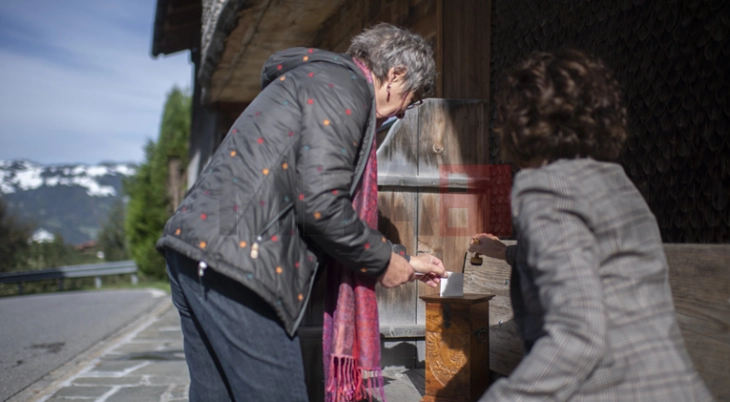 Zviceranët në referendum e votuan  vendosjen pensionit të 13-të