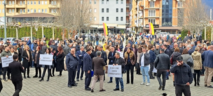 Вработените на петте јавни универзитети на мирен протест побараа потпишување на колективен договор и изедначување со УКИМ