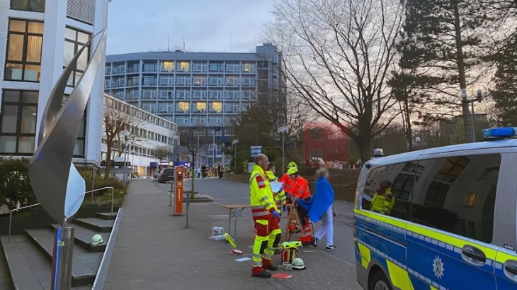 Заложничка криза во Германија: Жена упаднала во клиника, запалила факел и се заканувала