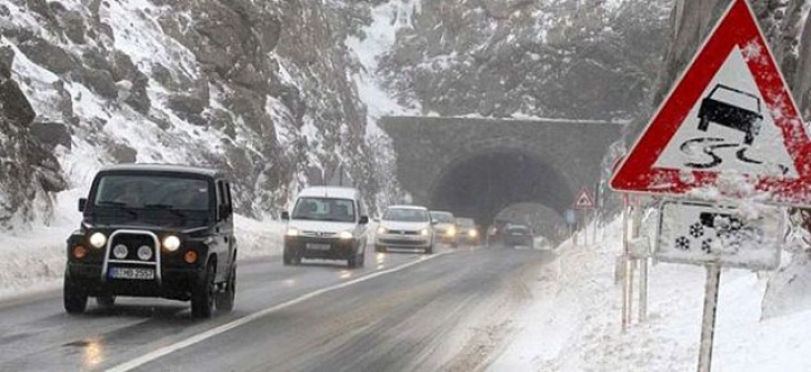 Снег на повеќе патни правци, укината забраната за камиони на Пресека
