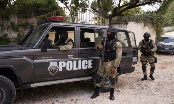 Банди се обидуваат да ја преземат контролата врз главниот аеродром на Хаити во последниот напад на клучни локации