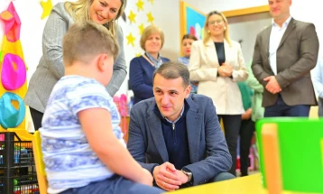 Министерот Велковски ги посети детската градинка „Младост“ и Здружението на пензионери во Тетово
