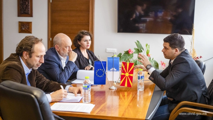 Евроамбасадорот Гир во посета на Општина Охрид, средба со градоначалникот Пецаков