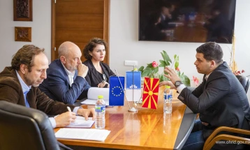 Евроамбасадорот Гир во посета на Општина Охрид, средба со градоначалникот Пецаков