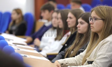 Средношколци во улога на пратеници на „Млад франкофонски парламент“