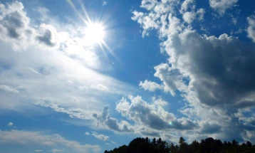 Викендов променливо облачно со сончеви периоди и пораст на дневните температури