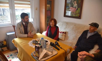 Штипскиот градоначалник на празникот на жената ја посети неговата класна наставничка