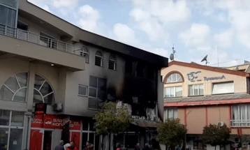 Zjarr në një objekt hotelierik në Tregun e qytetit në Ohër, është shkaktuar dëm i madh material