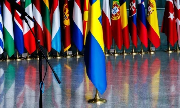 Знамето на Шведска кренато пред седиштето на НАТО