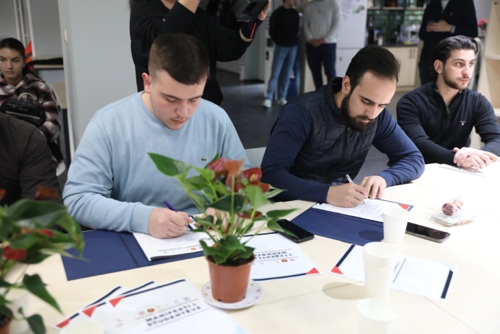 Подмладоци на  парламентарни партии го потпишаа Студентскиот манифест на УСС на УКИМ за подобро образование