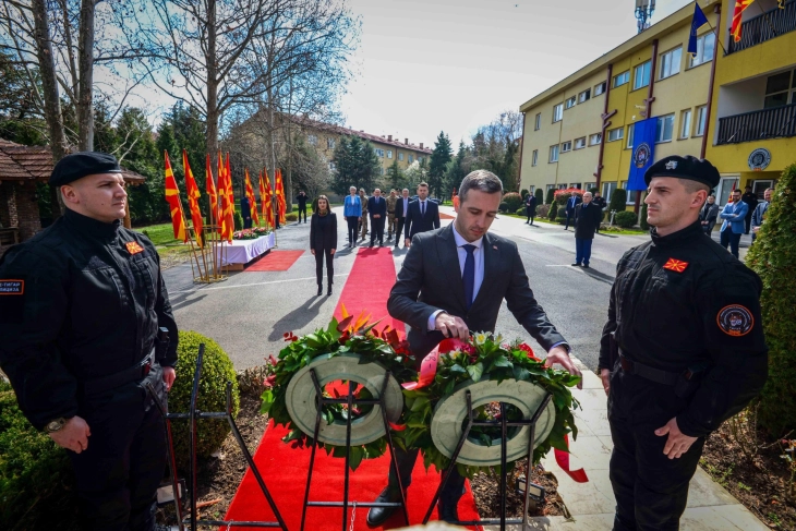 Бојмацалиев положи цвеќе на спомен плочата на загинатите припадници на САЕ Тигар: Сите даваме по нешто, некои дадоа сѐ, слава им!