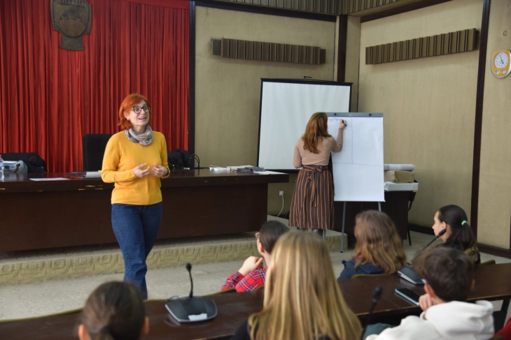 Штипските ученици го препознаваат меѓуврсничкото насилство, потребно им е охрабрување да го пријават