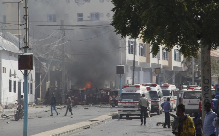 Trembëdhjetë persona u vranë në një sulm në Mogadishu