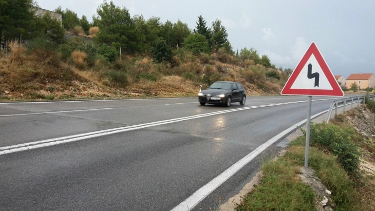 Komunikacioni në rrugët shtetërore po zhvillohet pandërprerë, nëpër rrugë të lagështa.