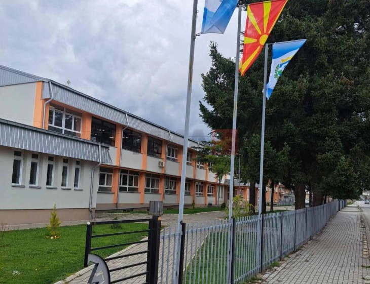 Реакции за набавката на матурски наметки и капи за ЕМУЦ во Охрид, Управата појаснува дека нема врска со набавката на опремата